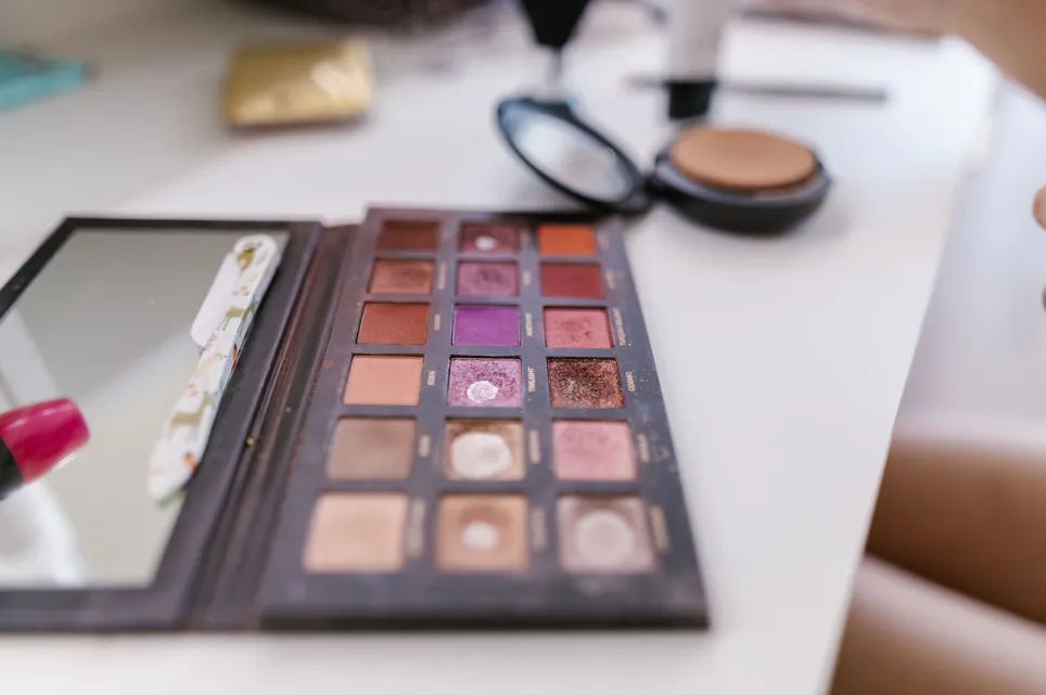 Makeup Waterproof Awet Seharian? Waspada Bahaya Zat Kimia Abadi PFAS