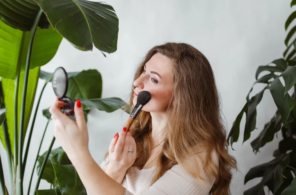 Glowing tapi Gatal? Bisa Jadi karena Kandungan Bismuth Oxychloride di Makeup Anda