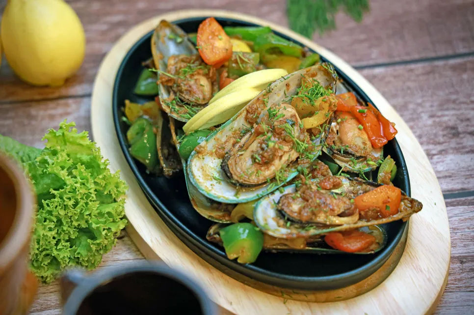 Resep Olahan Kerang Kaya Zat Besi: Dari Kerang Saus Padang Hingga Garlic Butter Mussels