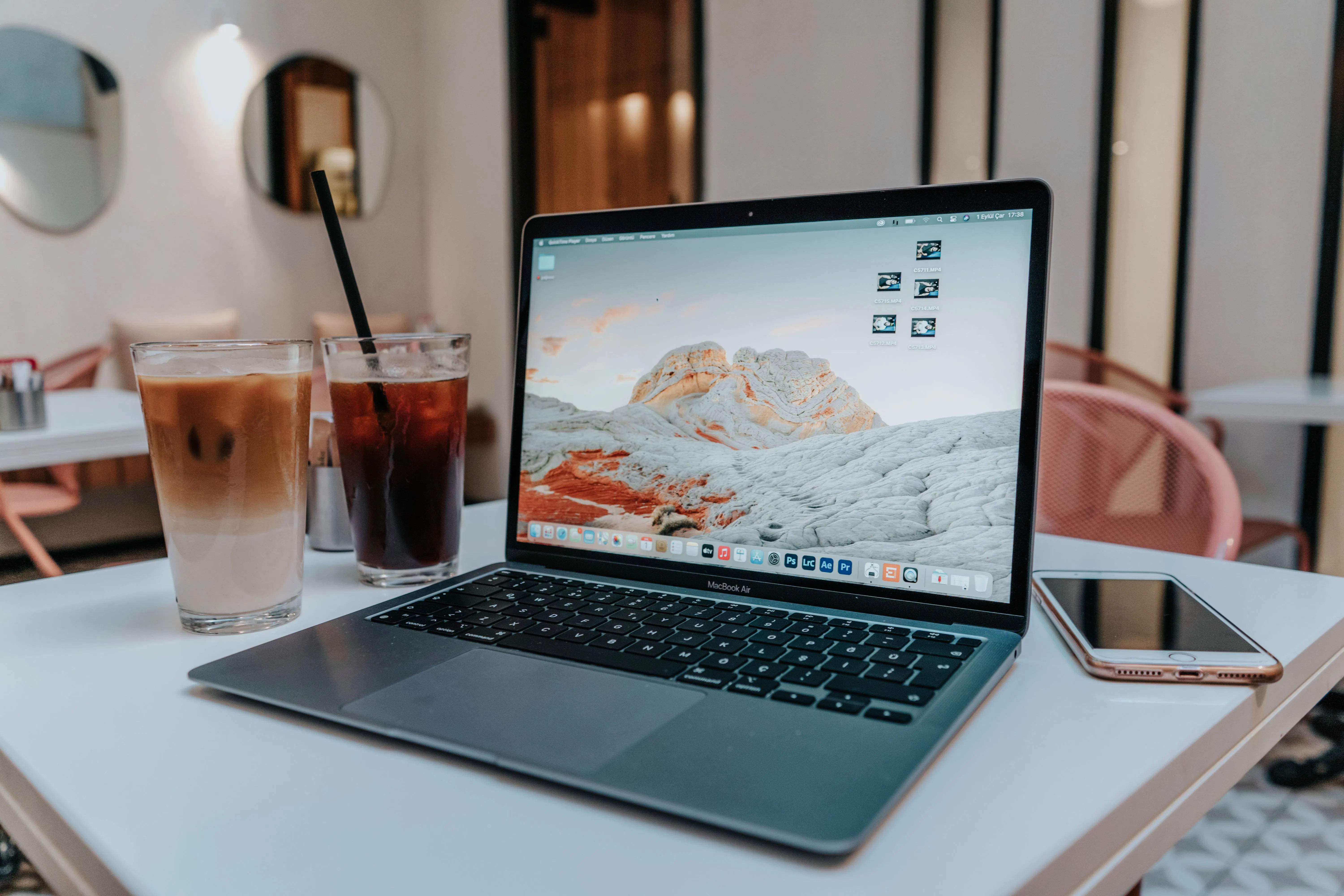 Bahaya Wi-Fi Gratisan di Kafe: Cara Amankan M-Banking dan Password HP dari Peretas