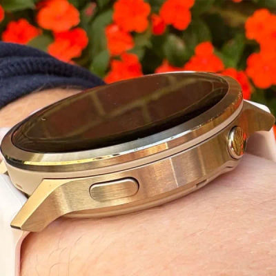 Garmin Venu 4 — 41 мм Lunar Gold / Bone — 9