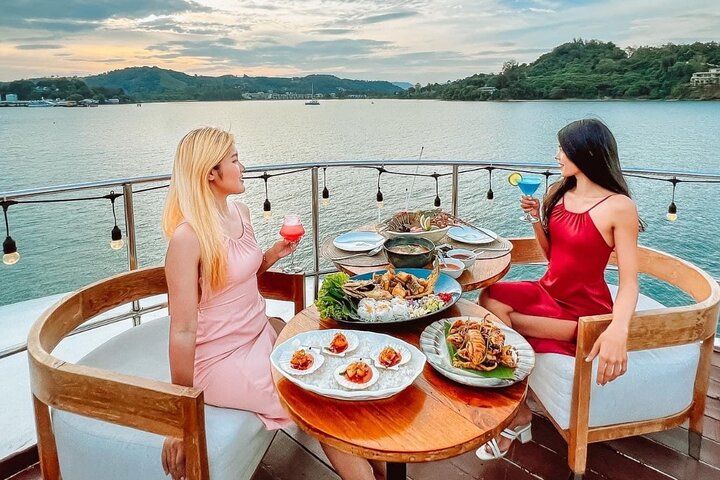 Xclusive Yachts Dinner Cruise Dubai