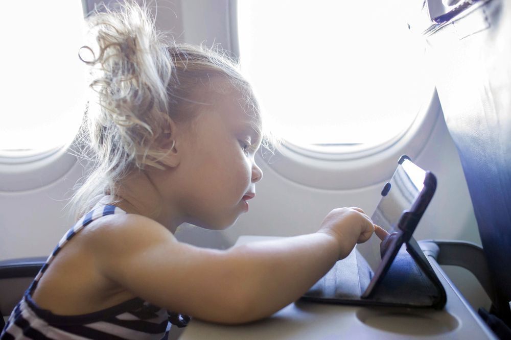 Viaggi in aereo con bambini: giocare col tablet per far "volare" il viaggio Viaggi in aereo con bambini: giocare col tablet per far "volare" il viaggio