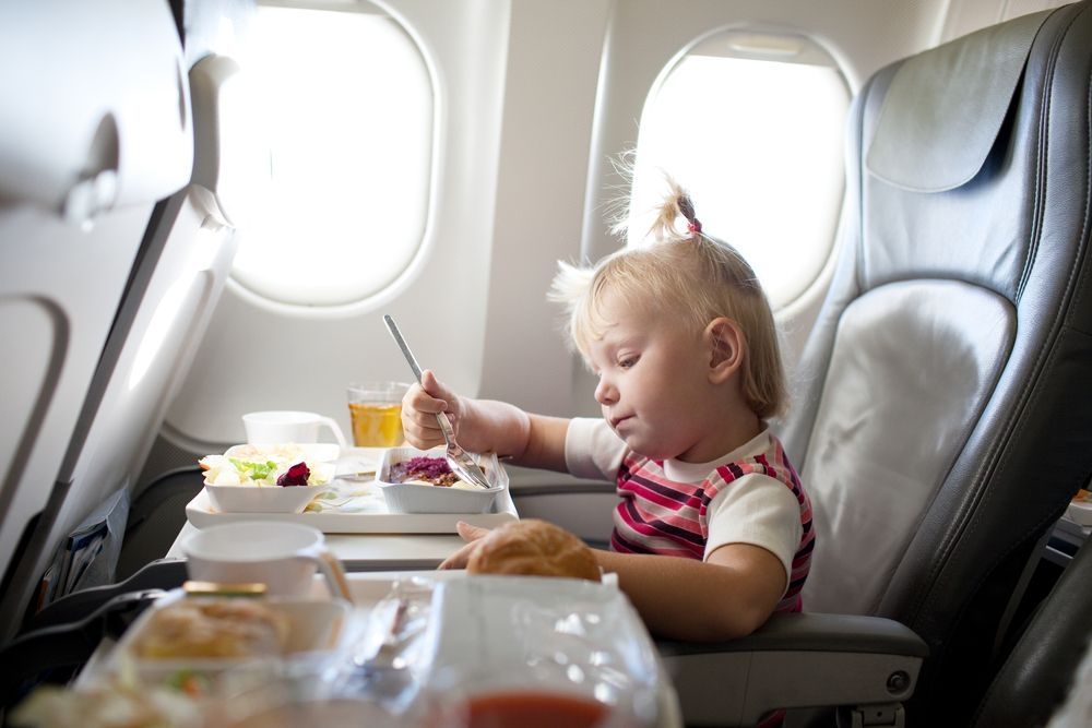 Viaggi in aereo con bambini: uno spuntino in volo per non perdere le energie Viaggi in aereo con bambini: uno spuntino in volo per non perdere le energie