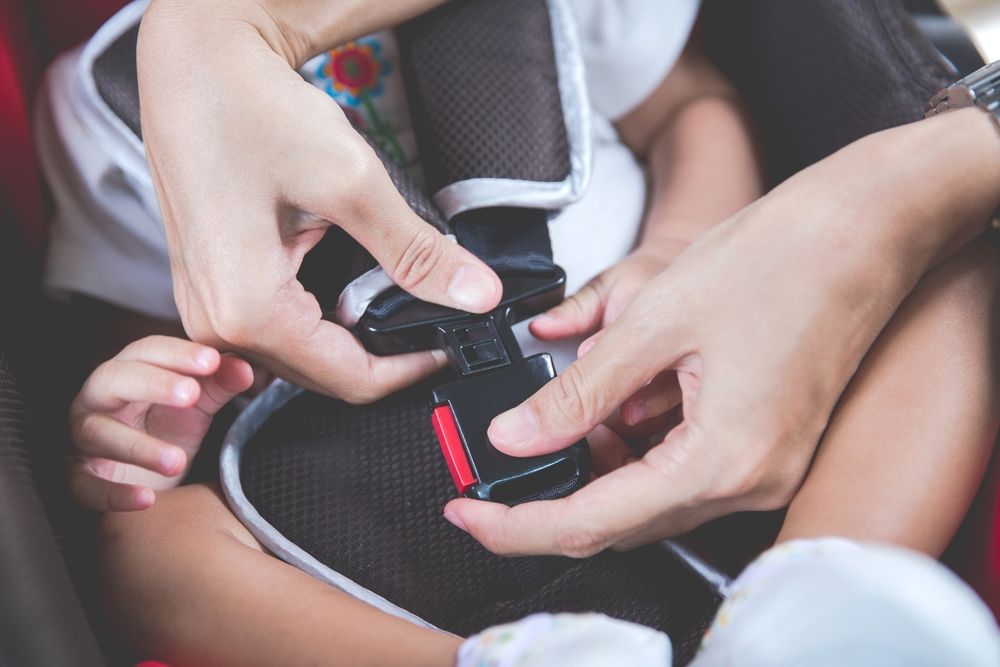 Bambini in auto: Viaggiare in sicurezza è fondamentale Bambini in auto: Viaggiare in sicurezza è fondamentale