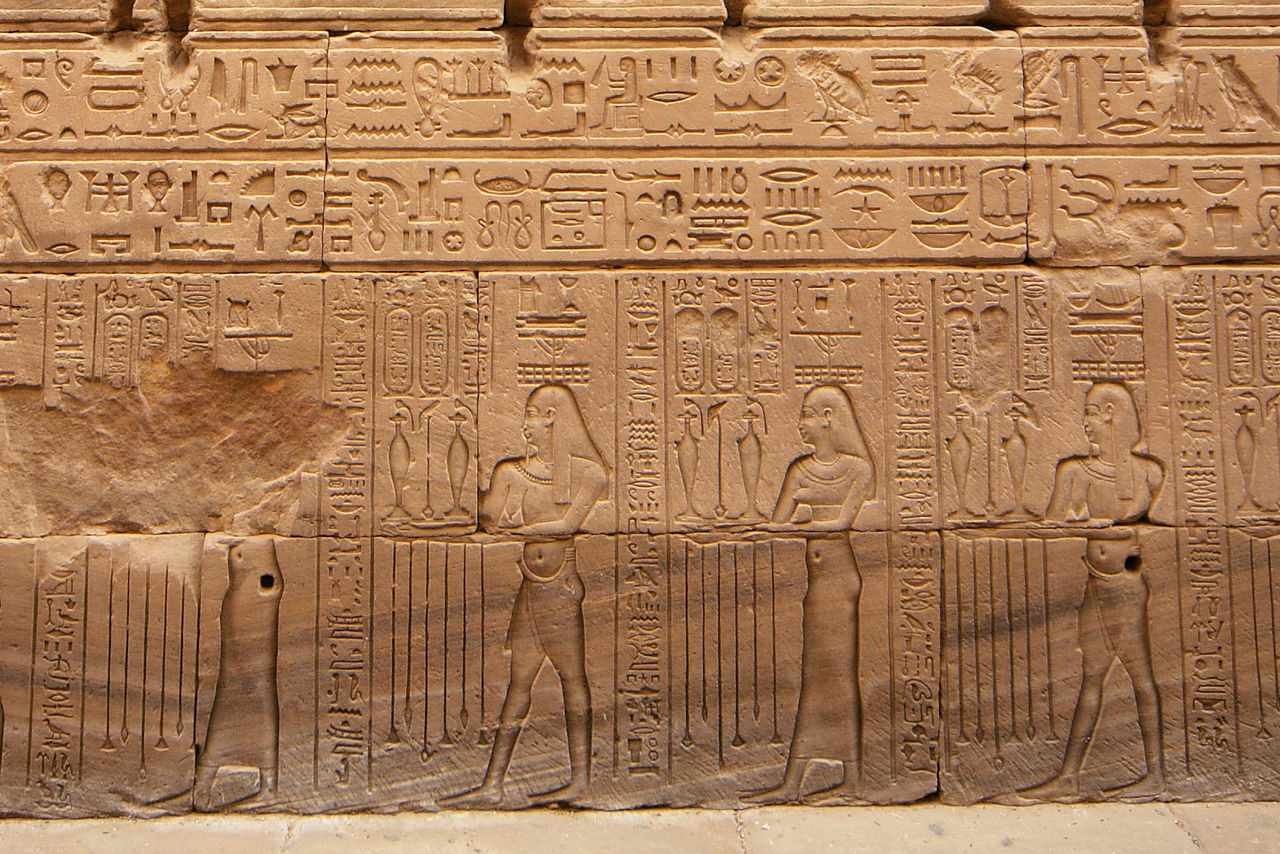 Relieves de dioses egipcios. 