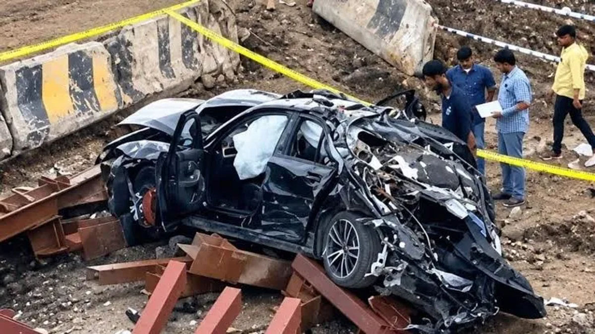 Three Killed, One Seriously Injured in High-Speed BMW Crash on Mumbai Coastal Road
