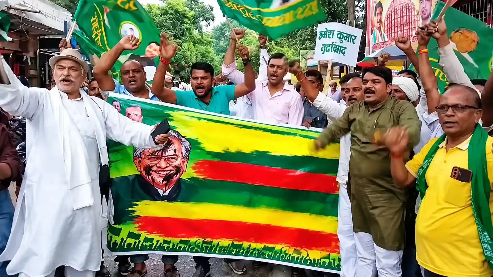 गोपालगंज में SIR को लेकर राजद का विरोध प्रदर्शन, मुख्य चुनाव आयुक्त का पुतला फूंका