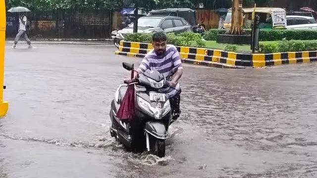 भारी बारिश से जमशेदपुर में जाम, आरडी टाटा गोलचक्कर पर दो फीट पानी जमा होने से यातायात रुका