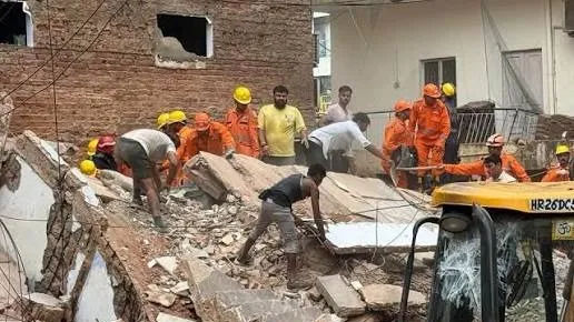 दिल्ली के अलीपुर में निर्माणाधीन इमारत गिरी, किसी के हताहत होने की खबर नहीं