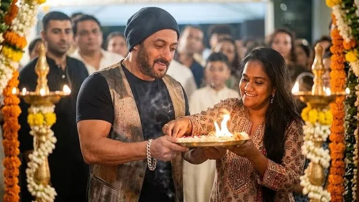 Salman Khan Makes a Mistake During Ganpati Aarti, Sister Arpita Immediately Corrects Him