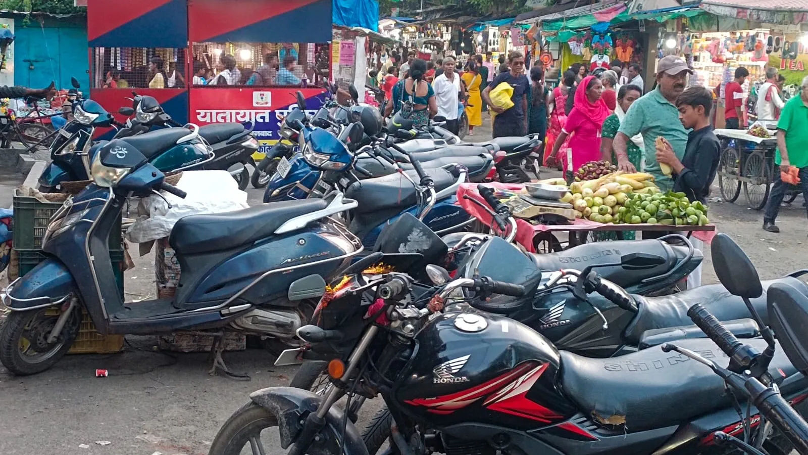 पार्किंग की समस्या से पुराना बाजार में सड़कें सिकुड़ गईं, रास्ता छह से आठ फीट तक सिकुड़ गया