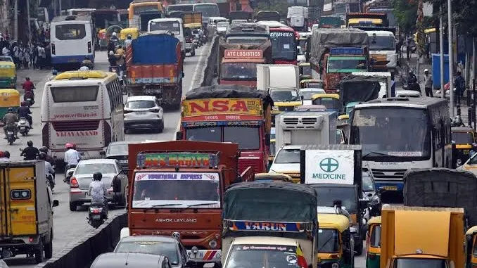 बेंगलुरु में रात भर हुई बारिश ने मंगलवार की सुबह शहर की रफ्तार पर ब्रेक लगा दिया