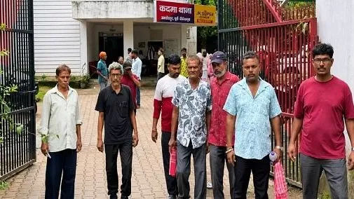 कडमा येथे कारसोबत पळून जाण्याच्या कथित प्रयत्नात दोन सुरक्षा रक्षक जखमी