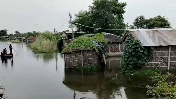 कोसी के बढ़ते पानी से सहरसा के गांवों में संकट, घरों में घुसा बाढ़ का पानी
