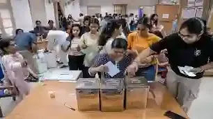 DUSU निवडणूक निकाल 2026 लाइव्ह: दिल्ली विद्यापीठात मतमोजणी सुरू आहे, ABVP-NSUI स्पर्धा फोकसमध्ये