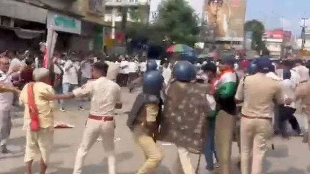 पटना में विरोध प्रदर्शन के दौरान बवाल, डाकबंगला चौराहे पर तनाव; पुलिस ने किया लाठीचार्ज और वॉटर कैनन का इस्तेमाल