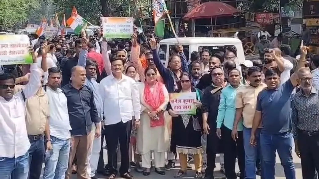 कांग्रेस ने उपायुक्त कार्यालय के बाहर विरोध प्रदर्शन किया, मुख्य चुनाव आयुक्त को हटाने की मांग की