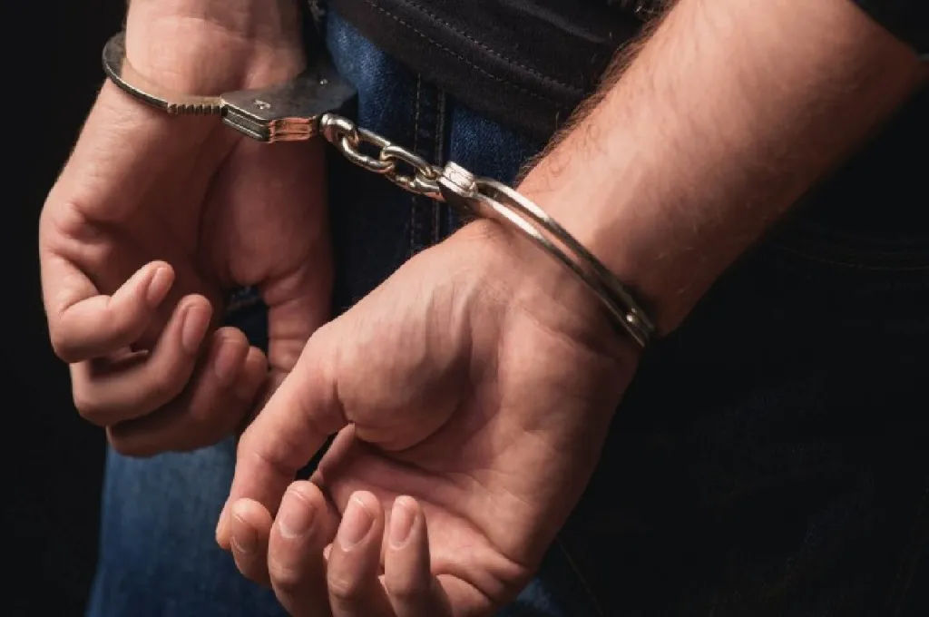 इलेक्ट्रॉनिक्स रिटेल चेन को ठगने वाले युवक को पुलिस ने पकड़ा, मुंबई पुलिस के गिरफ्त में आया 28 वर्षीय ठग।