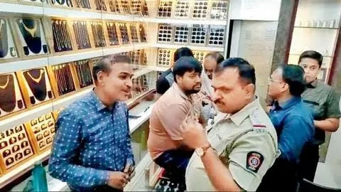 A 16-year-old boy was booked after he tried to rob a jewellery shop in Bhayander West, using a plastic gun.