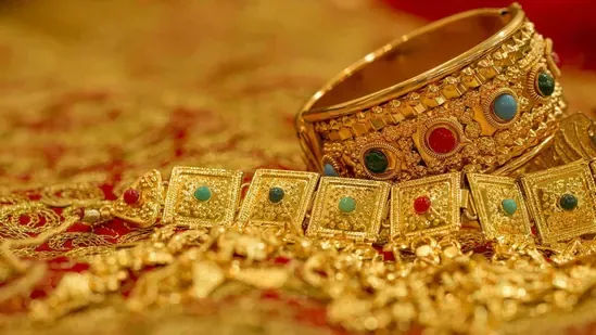 Gold prices in India on Monday remained unchanged at ₹55,550 per 10 grams of 22-carat gold as compared to Sunday’s figures.