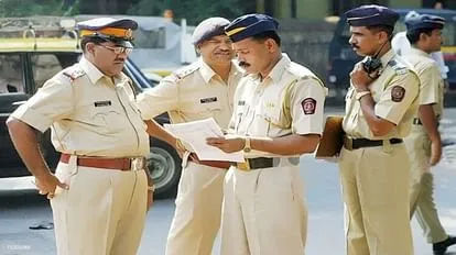महाराष्ट्र पुलिस ने शनिवार को अकोला जिले के एक गोदाम से 43 लाख रुपये की सिगरेट की चोरी मामले में चार लोगों को गिरफ्तार किया है।