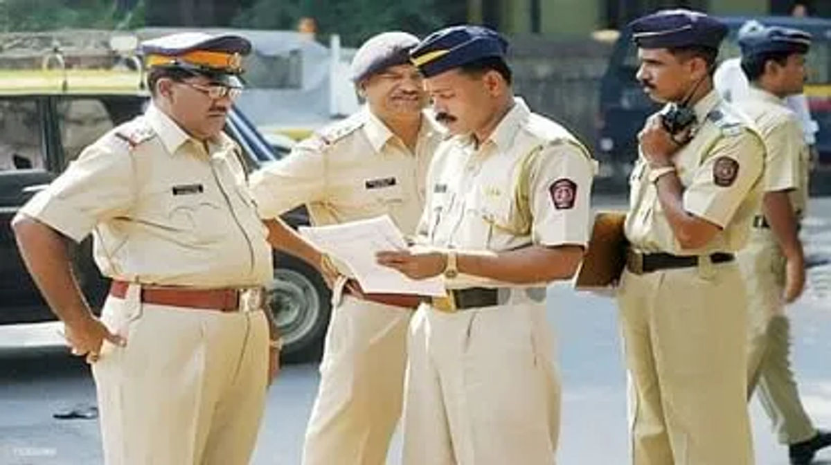 महाराष्ट्र पुलिस ने शनिवार को अकोला जिले के एक गोदाम से 43 लाख रुपये की सिगरेट की चोरी मामले में चार लोगों को गिरफ्तार किया है।