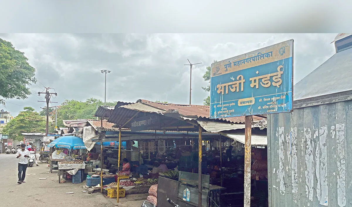 Customer-vendor argument over price rise takes an ugly turn at Wadgaon Sheri vegetable market; tomatoes are being sold in the range of Rs 120-150 per kg.