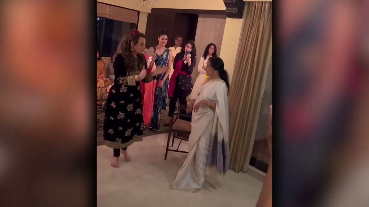 Mumtaz Shows Off Her Koi Sehri Babu Moves To Asha Bhosle in One Viral Video, Two Originals
