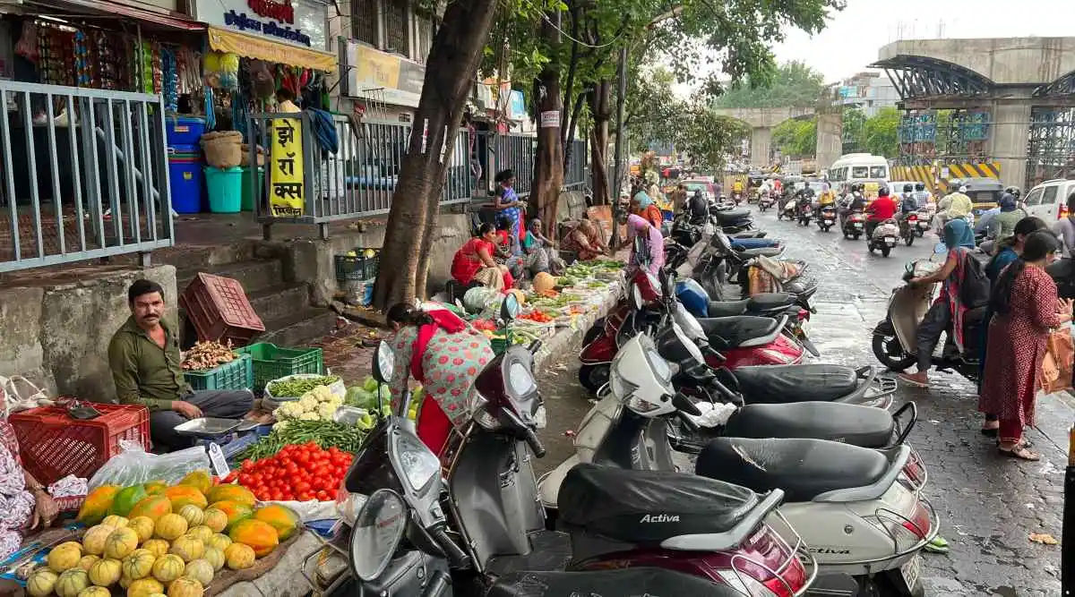 The paths in Pune are a battlefield for hawkers and walkers.