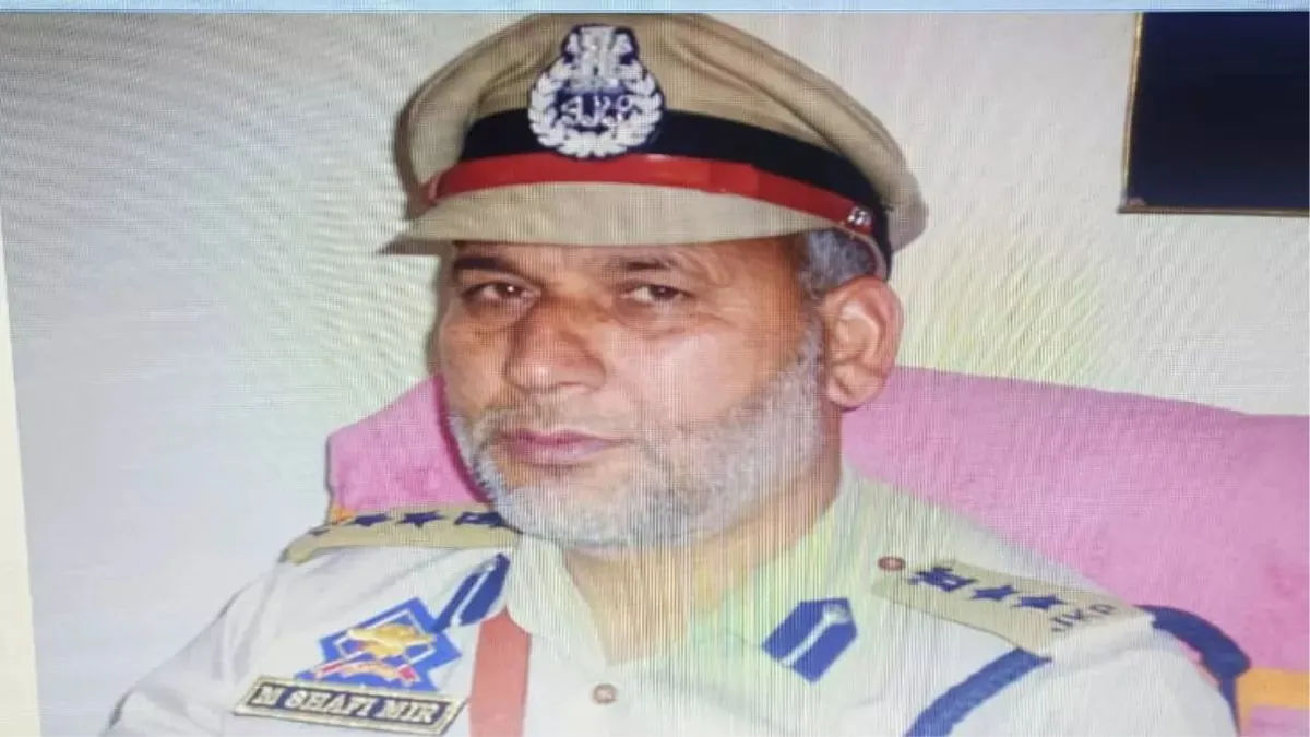 Terrorists in J&K attack a retired police officer who is praying in Baramulla by opening fire on them.