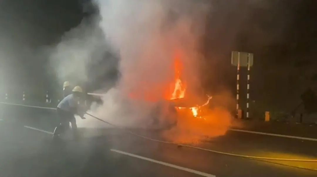 On Pune-Bengaluru Highway car erupted in flames.