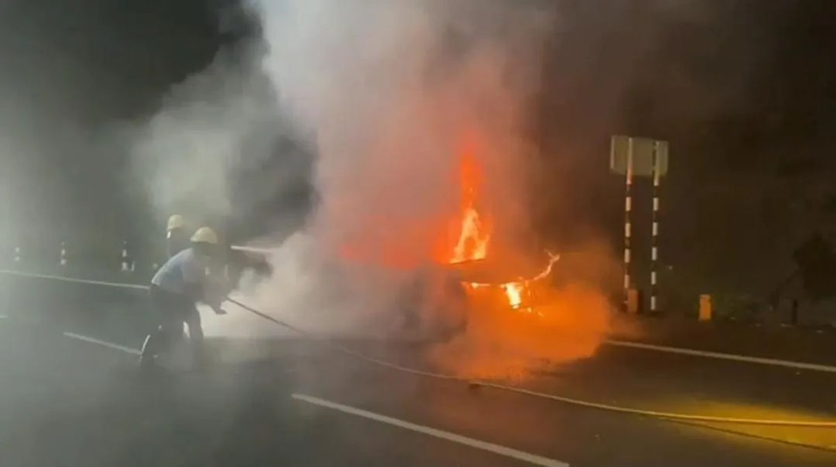 On Pune-Bengaluru Highway car erupted in flames.