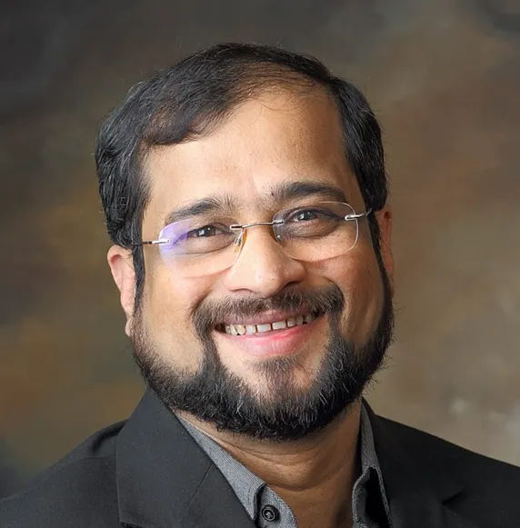 Journalist Nikhil Wagle faces FIR for comments on Bharat Ratna for Advani