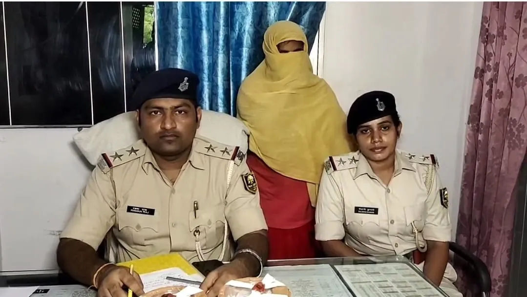 नकाब पहनकर पुलिस को चकमा देने वाली महिला तस्कर गिरफ्तार