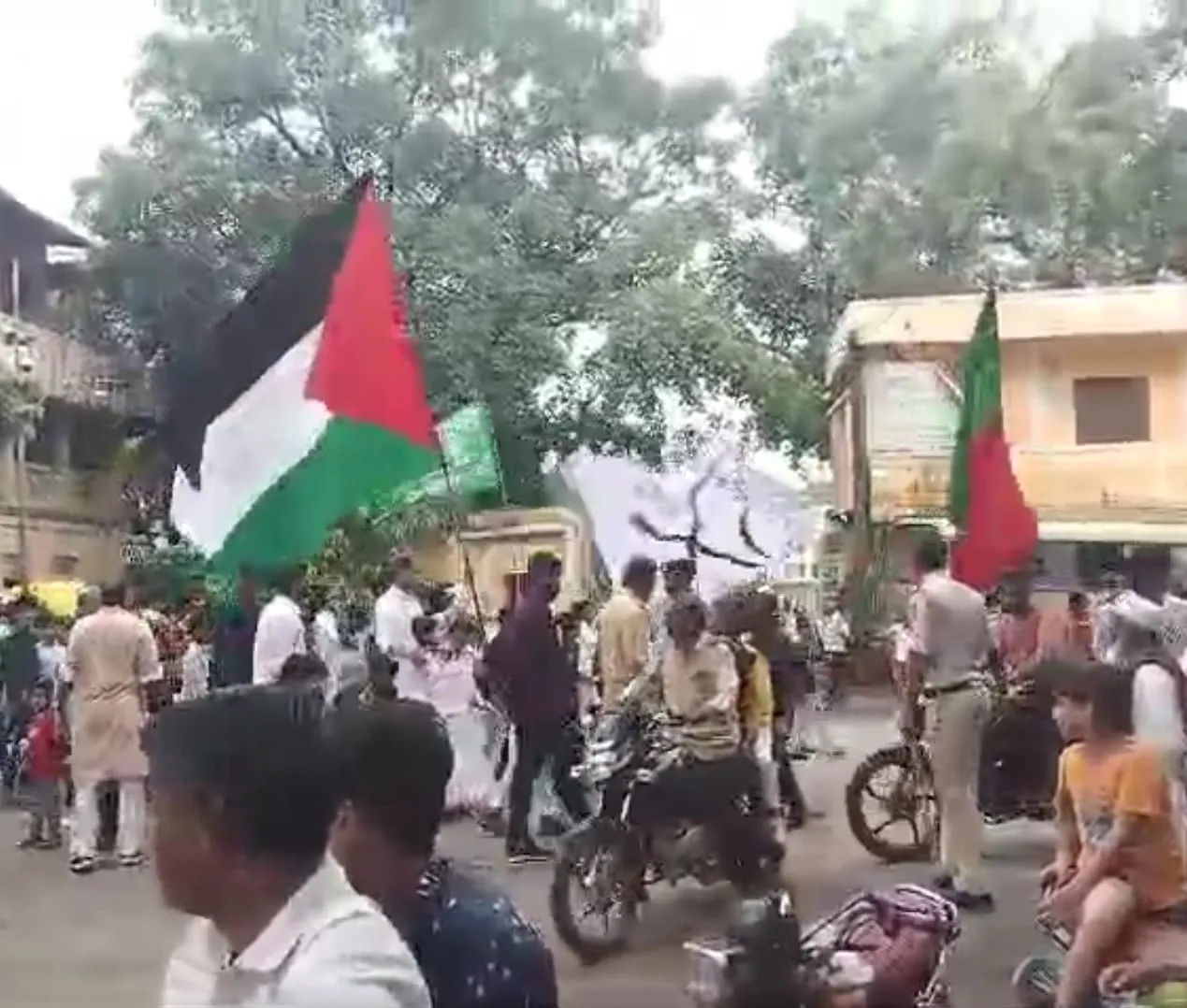 खंडवा में मोहर्रम के मौके पर निकलने वाले  ताजियों  के जुलूस में फिलिस्तीन का झंडा