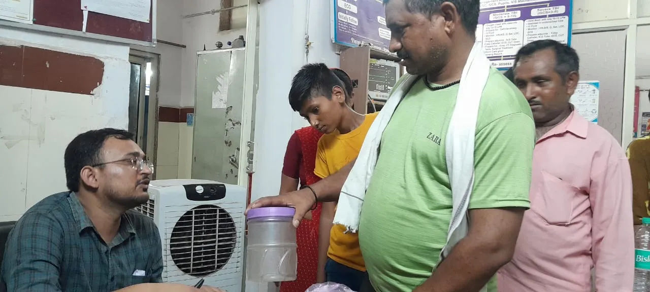 बंद डिब्बे मे साप लेकर डॉक्टर के पास पहुंचा युवक।