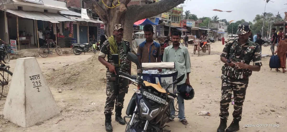 सीमा बल के जवानों ने भारत नेपाल सीमा पर नेपाली शराब की जब्त