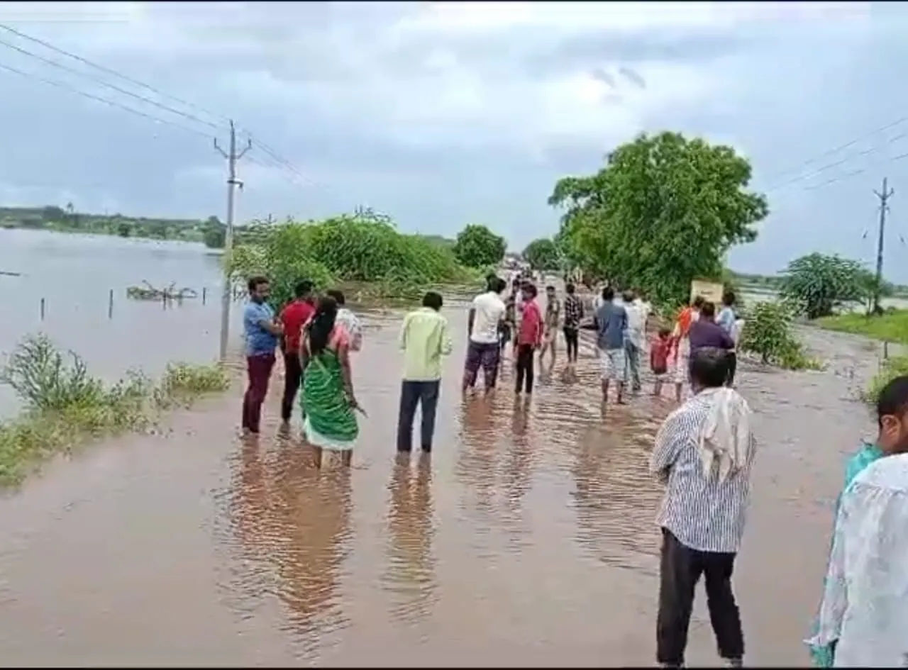 तेज वर्षा होने के कारण घरों एवं खेतों में घुसा पानी