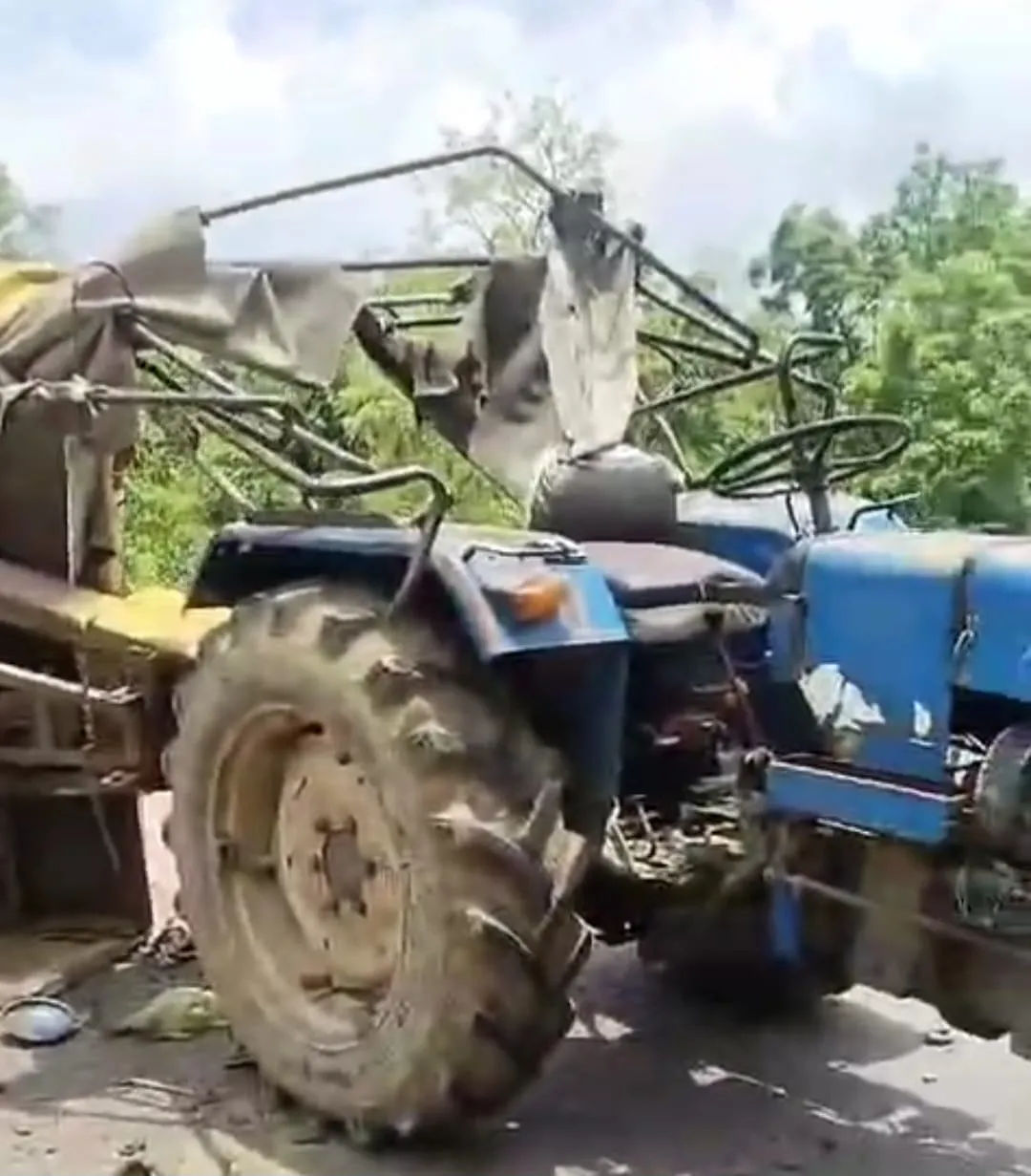 चित्रकूट बगदरा घाटी में दर्शनार्थियों से भरी ट्रेक्टर ट्राली अनियंत्रित होकर पलटी