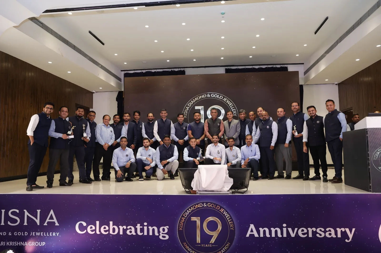 किसना डायमंड और गोल्ड ज्वेलरी ने 19वीं वर्षगांठ का भव्य समारोह मनाया