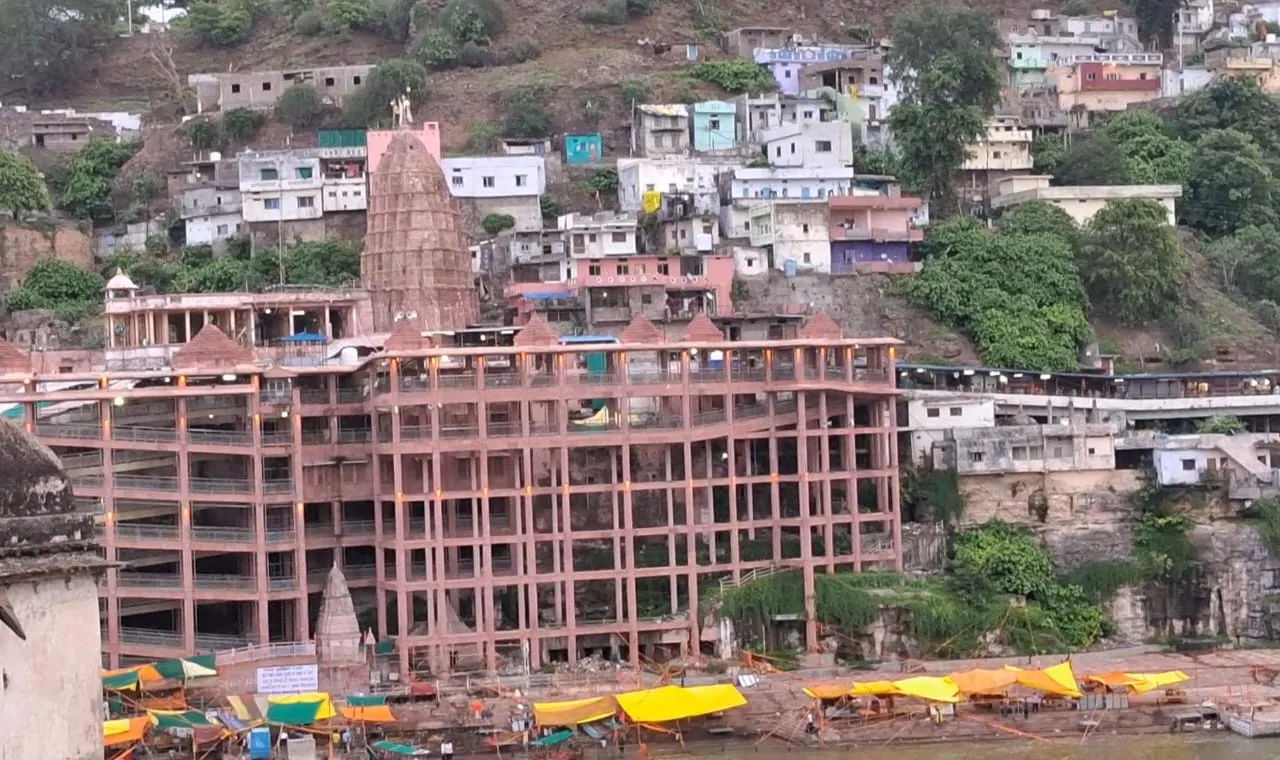 ओम्कारेश्वर तीर्थ नगरी के मोरटक्का खेड़ी घाट में नर्मदा तटों पर उमड़ी श्रद्धालुओं की भीड़