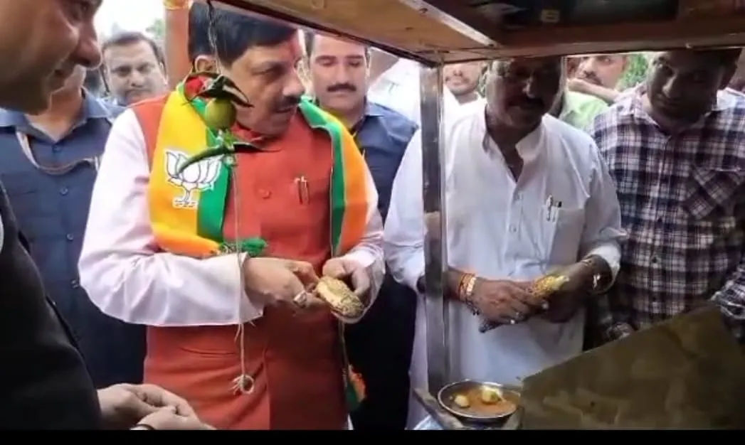 मध्य प्रदेश के मुख्य मंत्री का संवेदनशील रुपः  भुट्टे की दुकान पर रूके और जाना हाल