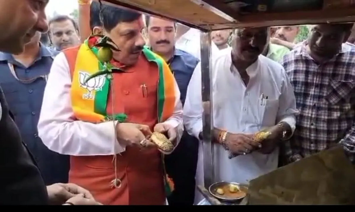 मध्य प्रदेश के मुख्य मंत्री का संवेदनशील रुपः  भुट्टे की दुकान पर रूके और जाना हाल