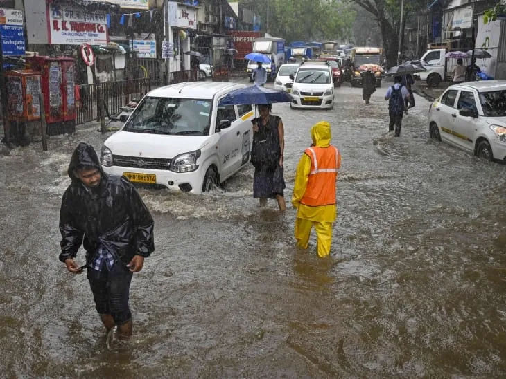 मुंबई में भारी बारिश, कुछ इलाकों में जलभराव, ट्रेन सेवाएं सामान्य
