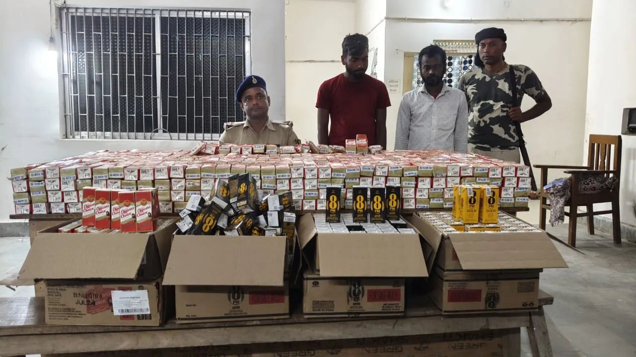 बोलेरो वाहन के भीतर बनाए गए गुप्त तहखाने से 246 लीटर अंग्रेजी शराब बरामद, दो गिरफ्तार।