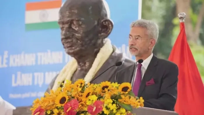 विदेश मंत्री जयशंकर ने टोक्यो में महात्मा गांधी की प्रतिमा का अनावरण किया.