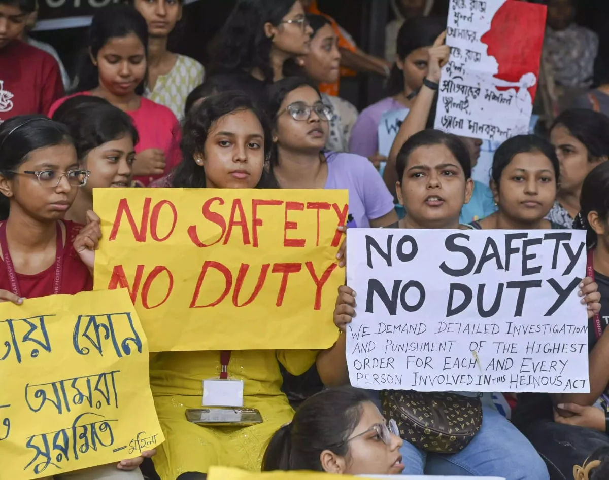 चिकित्सक दुष्कर्म-हत्या मामला : बंगाल में चिकित्सकों की हड़ताल जारी, स्वास्थ्य सेवाएं प्रभावित