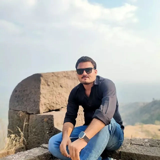 छात्र ने फासी लगाकर की आत्महत्या कॉलेज के गेट पर बैठकर कॉलेज स्टूडेंट दिया धरना