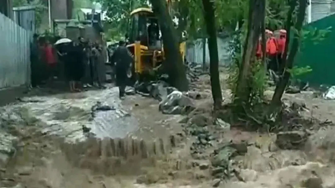 जम्‍मू कश्‍मीर में बादल फटा, तेज बहाव में बह गए लोगों के घर
